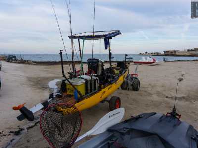 Oltre a questi notiamo la presenza di una cappotta per proteggersi dal sole, un motore elettrico per le emergenze, delle luci, razzi di segnalazione, due telecamere...